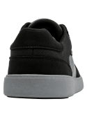Zapatilla negra casual para hombre con capellada sintética y forro de mesh.