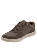 zapatilla café con taco plano, adecuada para un atuendo smart-casual con chinos.