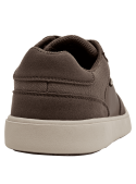 zapatilla sintética café con forro de mesh, ideal para combinar con jeans o joggers.