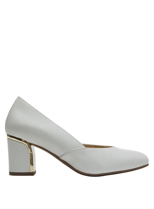 Elegante zapato blanco de cuero para mujer, ideal para oficina o eventos formales.