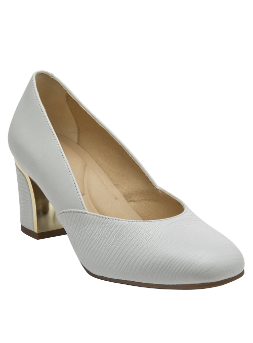 Elegante zapato blanco de cuero para mujer, ideal para oficina o eventos formales.