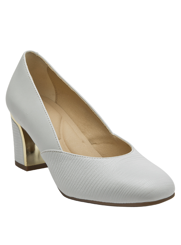 Elegante zapato blanco de cuero para mujer, ideal para oficina o eventos formales.