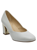 Elegante zapato blanco de cuero para mujer, ideal para oficina o eventos formales.