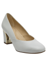 Elegante zapato blanco de cuero para mujer, ideal para oficina o eventos formales.
