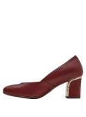 Detalle del taco bloque de 6,5 cm en zapato de cuero rojo, estilo formal para mujer.