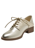 Elegante zapato dorado de cuero para mujer, estilo oxford casual, con diseño minimalista.