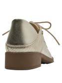 Zapato oxford de cuero dorado para mujer con taco bloque de 2.5 cm y punta redonda.