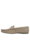 Mocasín beige de cuero con costuras finas y terminaciones prolijas.