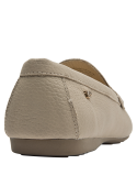 Mocasín de cuero beige para mujer con diseño clásico y punta redonda.