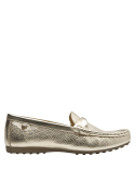 Mocasín dorado de cuero para mujer, versátil y cómodo para el día a día.