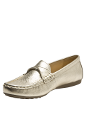 Mocasín dorado de cuero para mujer, ideal para estilo casual urbano.