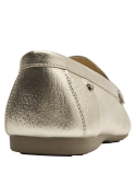 Mocasín de cuero dorado para mujer con taco plano y silueta clásica.