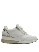 Zapatilla de cuero blanco para mujer, diseño estilizado con cuña, ideal para combinar con jeans o vestido.