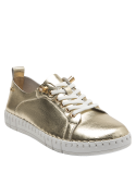 Diseño versátil de zapatilla casual en cuero oro para mujer, ideal con jeans o falda.