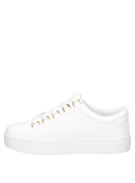 detalles del cuero blanco en zapatilla casual para mujer, ideal para looks versátiles