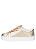 Zapatilla de cuero oro para mujer, ideal para un look casual con un toque brillante.