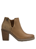 Zapato casual de cuero café para mujer, combina estilo clásico con comodidad y altura equilibrada.