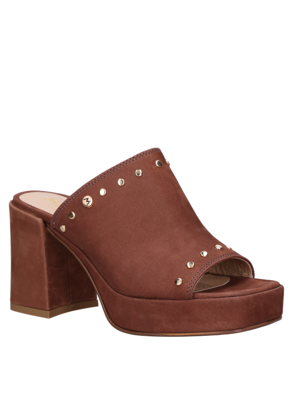 Sandalia casual de cuero café ideal para looks urbanos y salidas diarias.