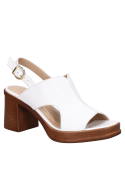 Sandalia blanca con taco bloque y forro de cuero que ofrece confort y estilo para mujer.
