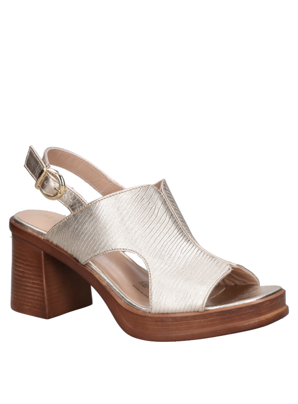 Elegante sandalia de cuero dorado con forro cómodo.