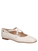 Elegante zapato plano beige con acabado liso, ideal para un look pulido y versátil.
