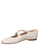 Zapato plano de cuero beige con punta redonda y taco bajo, ideal para un look formal femenino.