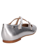 Zapato de cuero plata con suela plana y silueta depurada, ideal para looks casuales y de oficina.