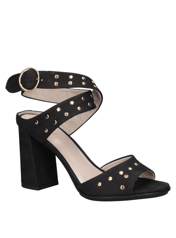 Sandalia versátil negra de cuero con taco bloque, ideal para día y noche.