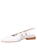 Zapato plano blanco de cuero para mujer con punta fina, ideal para un look formal y minimalista.