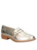 Acabado metalizado en mocasín de cuero dorado, perfecto para realzar looks modernos y sutiles.