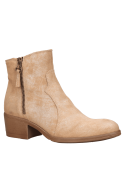 Botín beige de cuero para mujer, con punta redonda y taco bloque, ideal para un look casual y urbano.