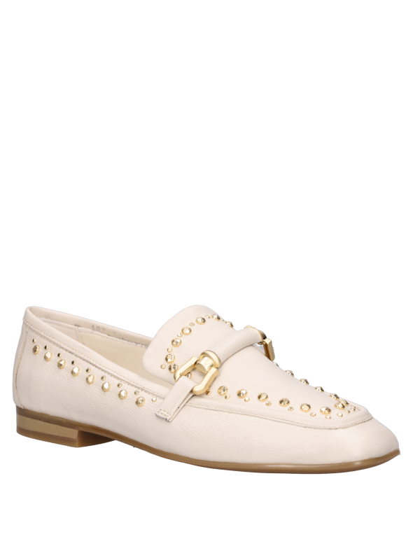 mocasín de cuero negro para mujer con banda decorativa y tachas, combinando elegancia y estilo moderno