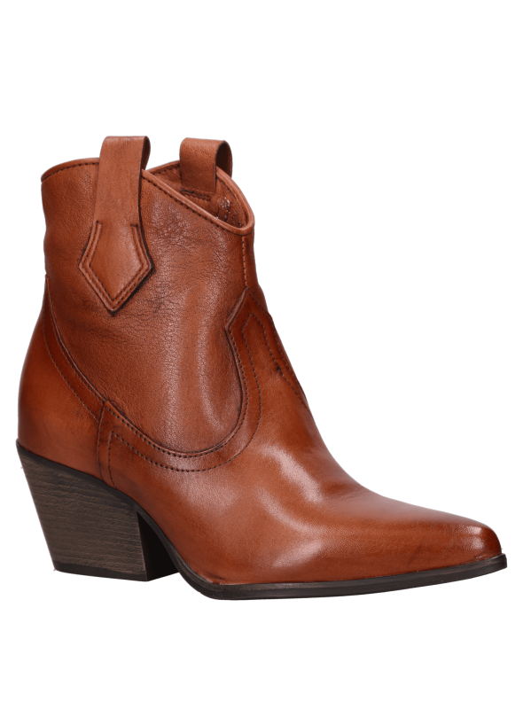 Botín café de cuero para mujer con estructura firme, punta afilada y caña media, perfecto para atuendos casuales o formales.