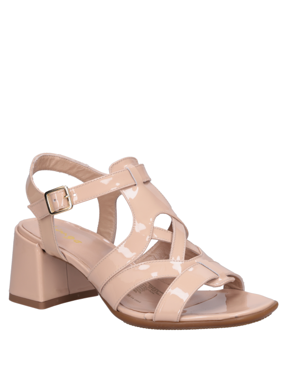 Enfoque en la suela ligera de la sandalia beige, ideal para mantener el apoyo sin perder elegancia.