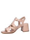 Sandalia de cuero beige para mujer con diseño de punta abierta y taco bloque medio elegante.