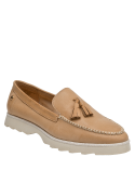 Mocasín camel de cuero con capellada que facilita combinaciones formales y casuales.