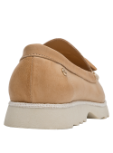 Mocasín de cuero camel para mujer, ideal para uso diario por su diseño atemporal.