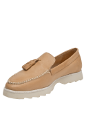 Mocasín camel de cuero para mujer con punta redonda y taco plano, estilo clásico.