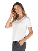 Polera casual para mujer en blanco, caída natural y fácil de combinar.