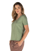 Polera verde para mujer que resalta su tono vibrante, adaptable a distintos estilos.