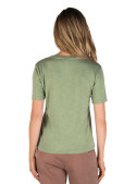Textura suave y peso ligero de polera verde casual para mujer, perfecta para el día a día.