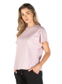 Prenda femenina en color rosado con calce cómodo, adaptable a diversas combinaciones.