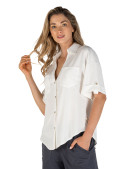 Camisa blanca casual de lino y algodón, perfecta para un look relajado o formal.