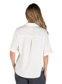 Silueta clásica de la camisa blanca para mujer, ideal para combinar en múltiples ocasiones.