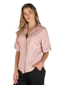 Camisa clásica de mujer en tono rosado, perfecta para looks casuales o semi formales.