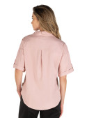 Camisa femenina en color rosado, mezcla de lino y algodón, versátil para climas templados.