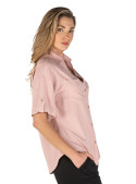 Tejido liviano y suave en camisa rosada de estilo casual para mujer.