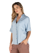 Textura ligera y cómoda de la camisa casual celeste para mujer.