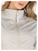 Chaqueta beige de mujer, adaptable a diversos estilos, ideal para combinar con vestidos o pantalones.