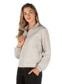 Chaqueta beige para mujer, silueta limpia, comodidad y estilo para ocasiones casuales.